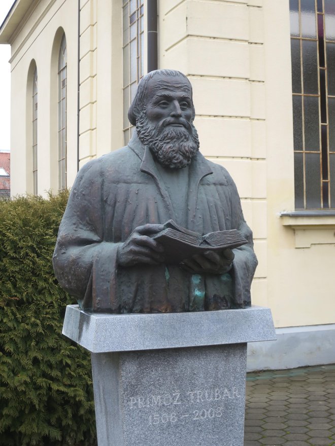 Kip Primoža Trubarja stoji pred evangeličansko cerkvijo v Lendavi. Foto Iztok Ilich