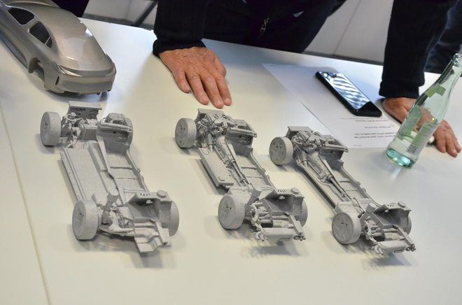 BMW je takole že pred časom prikazoval proizvodno strategijo, po kateri bo lahko imel en model tri pogone: klasičnega, hibridnega ali baterijsko-električnega. Foto Gašper Boncelj