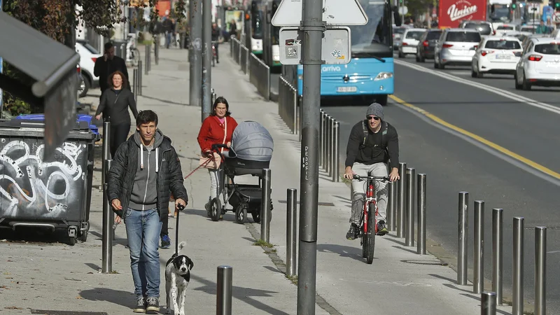 Fotografija: Pešci, otroški vozički, motoristi, avtomobili, kolesarji gor in dol ter - količki. To je vsakdanji prizor na Celovški. FOTO: Leon Vidic/Delo