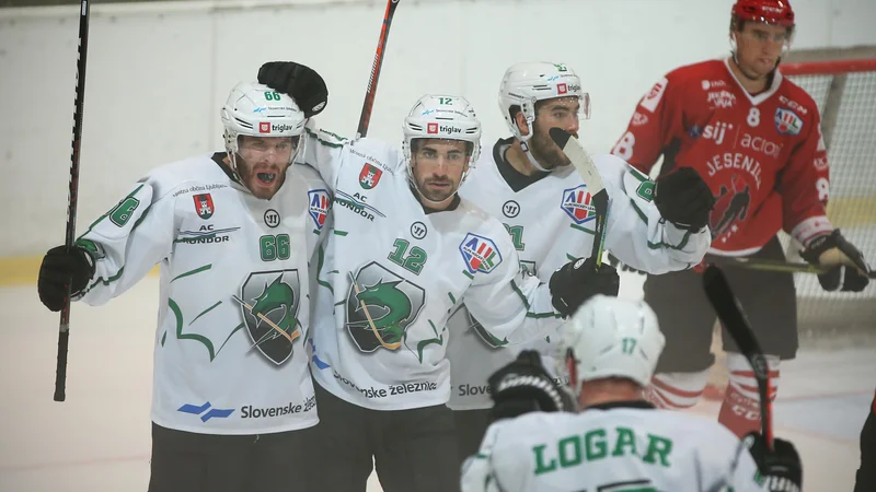 Fotografija: Nazadnje sta se večna tekmeca pomerila v kranjskem finalu pokala HZS, uspešnejši so bili Ljubljančani. FOTO Jure Eržen/Delo