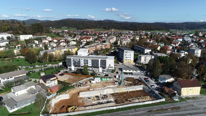 Med železniško postajo v Grosupljem in občinsko zgradbo že potekajo gradbena dela. Foto Bojan Rajšek