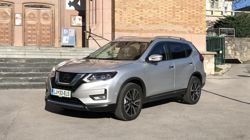 Fotografija: Nissan X-trail je s 4,69 metra dolžine med večjimi športnimi terenci. FOTO: Aljaž Vrabec