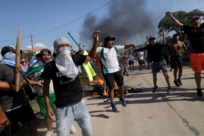 V mestu Santa Cruz, naklonjenemu opoziciji, je prišlo do nasilja. FOTO: Ueslei Marcelino/Reuters