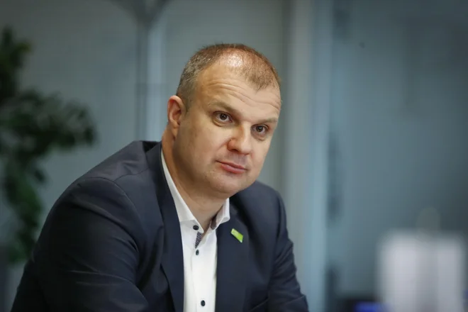 »Za svoje razmišljanje v Portorožu se ne nameravam opravičiti,« iz očitnega prepovedanega položaja sporoča Aleš Cantarutti. FOTO: Leon Vidic/Delo