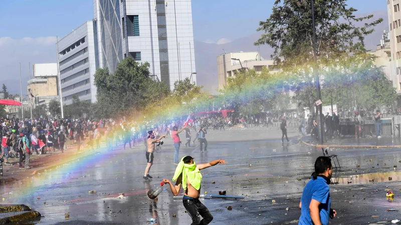 Fotografija: V čilskem glavnem mestu Santiago je od prejšnjega tedna na ulicah več tisoč študentov, ki se jim je v preteklih dneh pridružilo še na tisoče delavcev. FOTO: Martin Bernetti/AFP