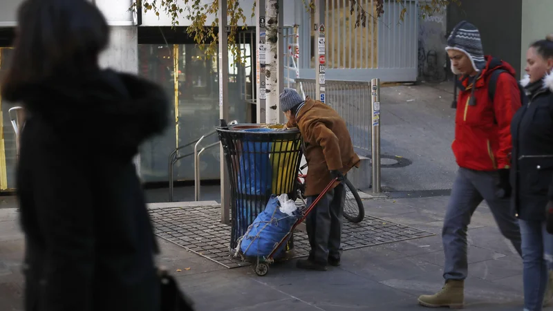 Fotografija: Pri društvu Humanitarček upajo, da bodo ljudje tudi s to akcijo postali bolj tankočutni do starostnikov, ki živijo v slabih razmerah. Foto Leon Vidic/delo
