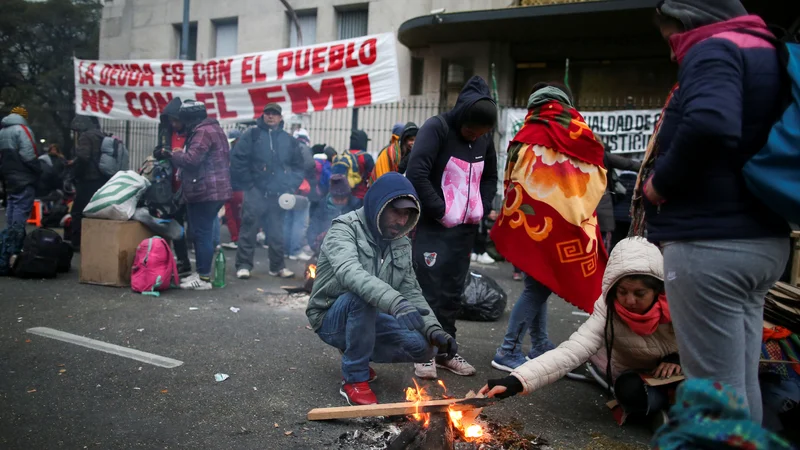 Fotografija: Da vlada dolguje ljudem in ne Mednarodnemu denarnemu skladu, so zapisali udeleženci enega od mnogih shodov v Buenos Airesu. FOTO: Agustin Marcarian/Reuters