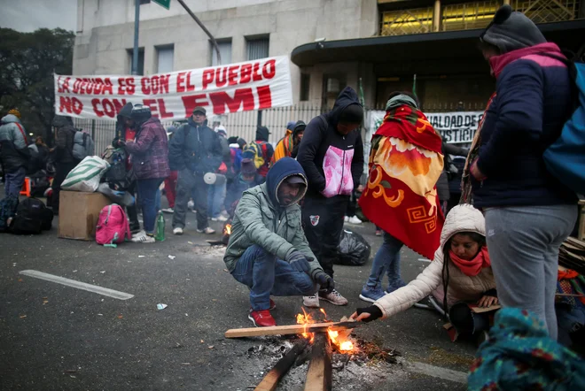 Da vlada dolguje ljudem in ne Mednarodnemu denarnemu skladu, so zapisali udeleženci enega od mnogih shodov v Buenos Airesu. FOTO: Agustin Marcarian/Reuters