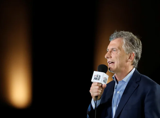 Aktualni predsednik Mauricio Macri vztraja, da so za krizo odgovorni njegovi predhodniki. FOTO: Carlos Garcia Rawlins/Reuters