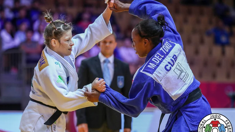 Fotografija: Tina Trstenjak (levo) je v velikem finalu v podaljšku strla odpor Kubanke Maylin Del Toro Carvajal. FOTO: Marina Mayorova/IJF