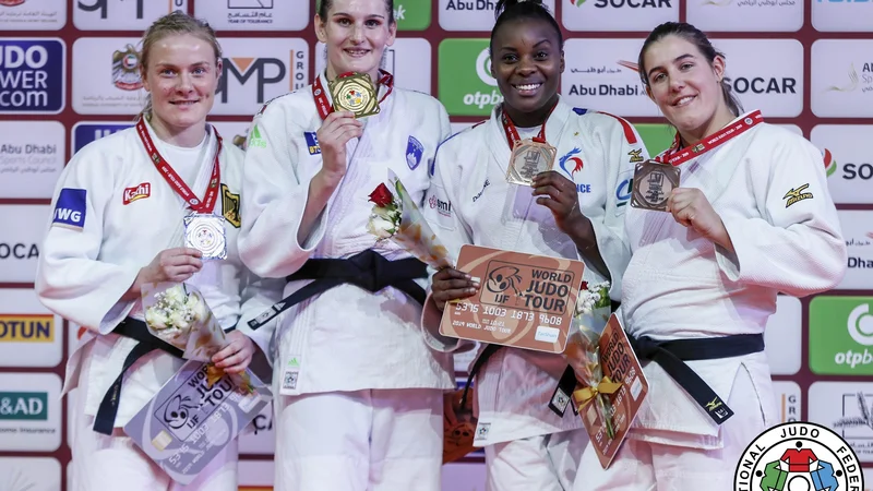 Fotografija: Klara Apotekar (druga z leve) si je v Abu Dabiju izbojevala svojo jubilejno deseto kolajno na turnirjih za svetovni pokal v judu. FOTO: Gabriela Sabau/IJF