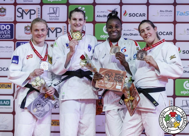 Klara Apotekar (druga z leve) si je v Abu Dabiju izbojevala svojo jubilejno deseto kolajno na turnirjih za svetovni pokal v judu. FOTO: Gabriela Sabau/IJF