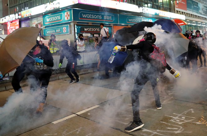 Nasilje med protesniki in policisti v Hongkongu se nadaljuje. FOTO: Kim Kyung-hoon/Reuters
