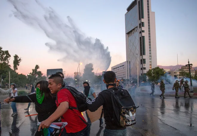 »Prebujeni« Čilenci zahtevajo odstop vlade. FOTO: Claudio Reyes/AFP