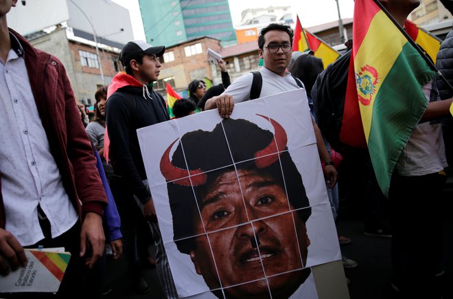 Opozicija od predsednika Moralesa zahteva drugi krog predsedniških volitev. FOTO: David Mercado/Reuters