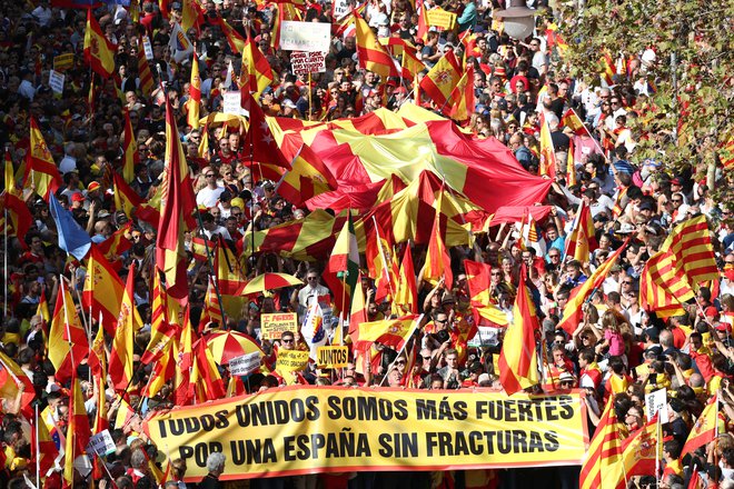 Potem ko se je na ulicah Barcelone včeraj v podporo obsojenim katalonskim voditeljem zbralo več sto tisoč Kataloncev, danes v istem mestu poteka shod za enotno Španijo. FOTO: Sergio Perez/Reuters