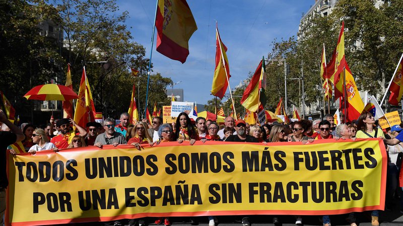 Fotografija: Ljudje ob transparentu z napisom »Skupaj smo močnejši, za Španijo brez zlomov«. FOTO: Josep Lago/AFP