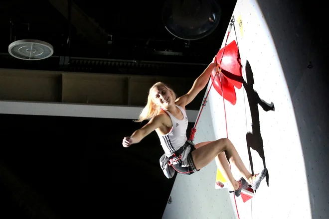 Janja Garnbret upa, da se bo naslednje leto na olimpijskih igrah v deželi vzhajajočega sonca z zlatimi rokami dotaknila rdečega polja, ki je kot vzhajajoče sonce. FOTO: Manca Ogrin