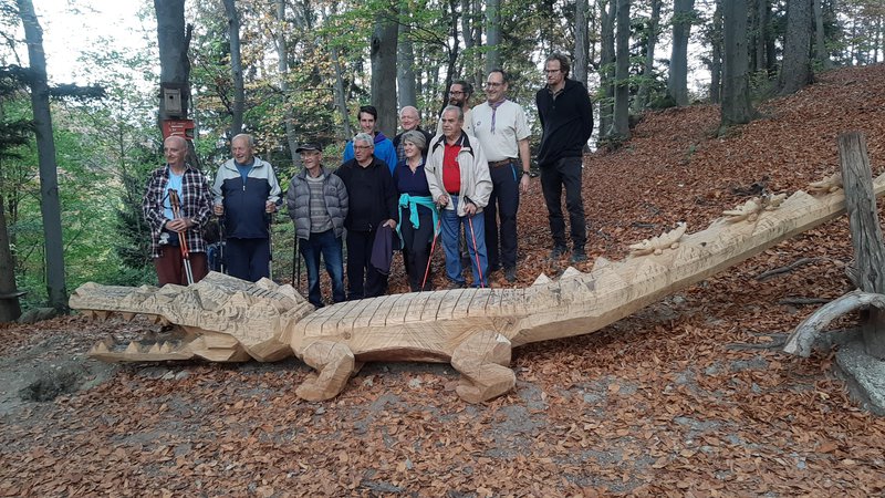 Fotografija: Za postavitev novega krokodila pod vrhom sv. Jošta so zaslužni kranjski taborniki. FOTO: Janez Porenta/Delo
