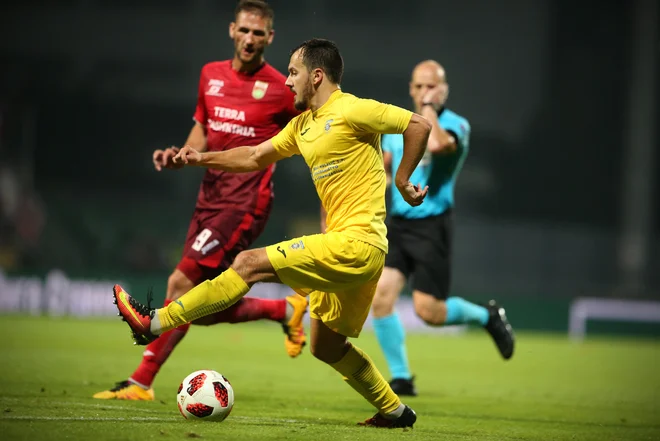 Tonči Mujan se je altruistično lotil dvoboja s Šiškarji. FOTO: Jure Eržen/Delo