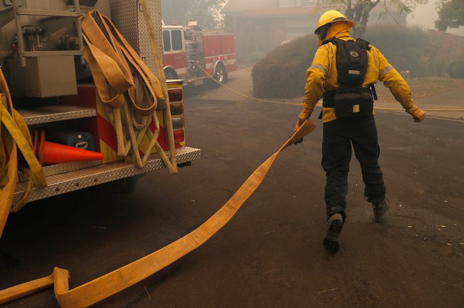 Požar Kincade je doslej požgal 122 kvadratnih kilometrov površin in uničil 79 zgradb. FOTO: Stephen Lam/Reuters