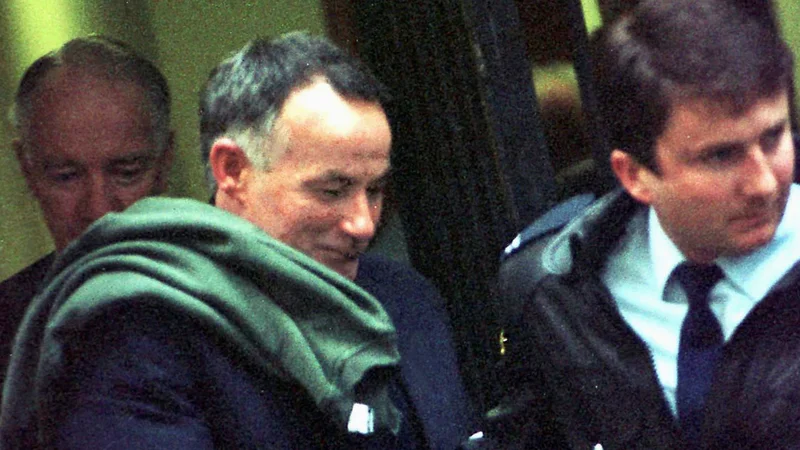 Fotografija: Ivana Milata leta 1996 peljejo s sodišča. FOTO: Megan Lewis/Reuters