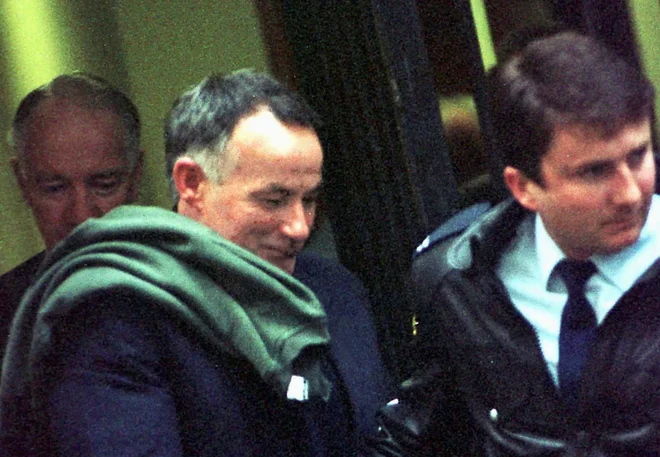 Ivana Milata leta 1996 peljejo s sodišča. FOTO: Megan Lewis/Reuters