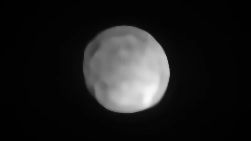 Fotografija: Posnetek Higeje, narejen z instrumentom SPHERE na Zelo velikem teleskopu Evropskega južnega observatorija. Izkazalo se je, da je četrto največje telo v glavnem asteroidnem pasu okroglo. S tem ustreza vsem štirim pogojem za poimenovanje pritlikavi planet.
FOTO: ESO/P. Vernazza et al./MISTRAL algorithm (ONERA/CNRS)