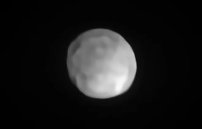 Posnetek Higeje, narejen z instrumentom SPHERE na Zelo velikem teleskopu Evropskega južnega observatorija. Izkazalo se je, da je četrto največje telo v glavnem asteroidnem pasu okroglo. S tem ustreza vsem štirim pogojem za poimenovanje pritlikavi planet.&nbsp;<br />
FOTO:&nbsp;ESO/P. Vernazza et al./MISTRAL algorithm (ONERA/CNRS)