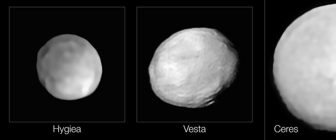 Primerjava Higeje (levo), Veste (sredina) in Cerere (desno). Pri Vesti je jasno razviden krater desno spodaj. Če bodo Higejo prekvalificirali v pritlikavi planet, bo to najmanjši pritlikavi planet v osončju. Zdaj je to Cerera, ki ima premer okoli 950 kilometrov, Higeja je s 430 kilometri pol manjša. FOTO: ESO/P. Vernazza et al., L. Jorda et al./MISTRAL algorithm (ONERA/CNRS)