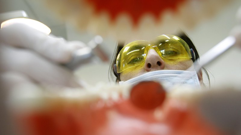 Fotografija: Zobnoprotetična rehabilitacija z zobnimi implantati je v strogo določenih primerih že bila pravica, dostopna vsem. FOTO: Blaž Samec/Delo