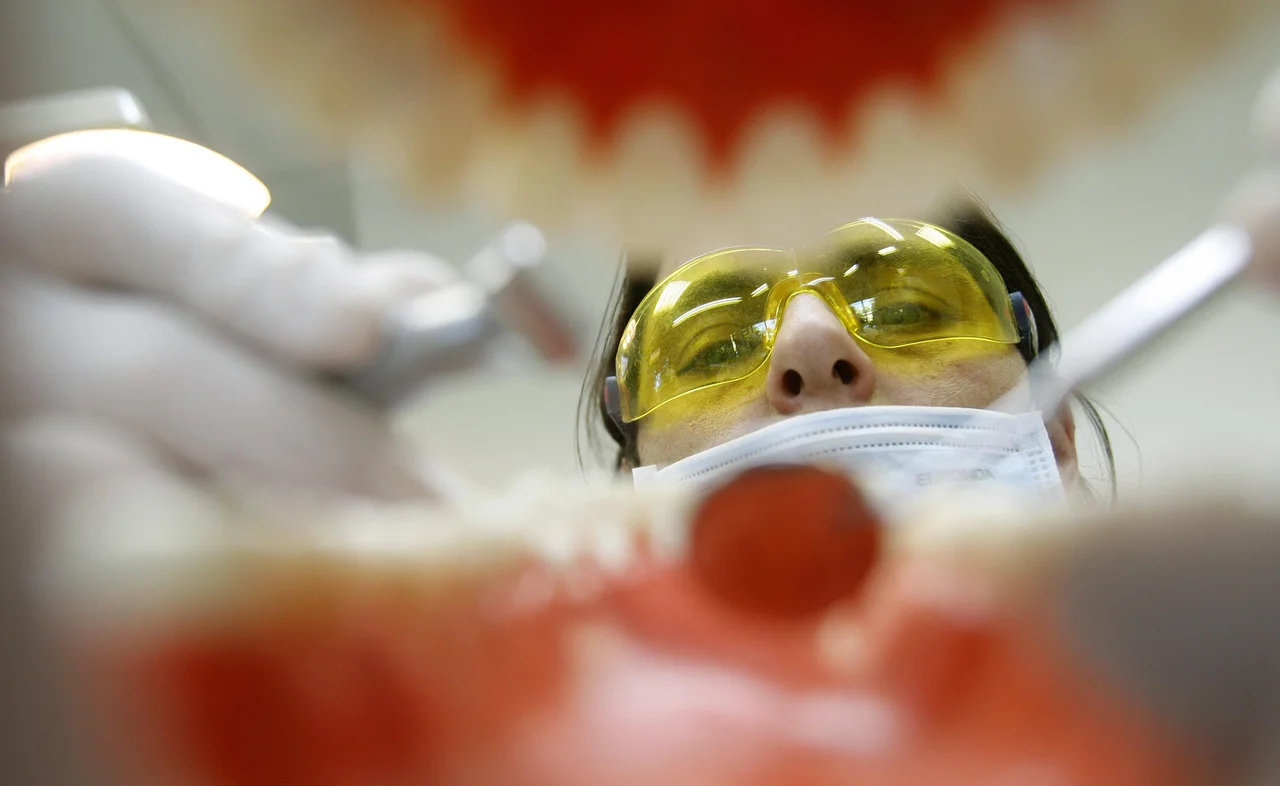 Fotografija: Zobnoprotetična rehabilitacija z zobnimi implantati je v strogo določenih primerih že bila pravica, dostopna vsem. FOTO: Blaž Samec/Delo