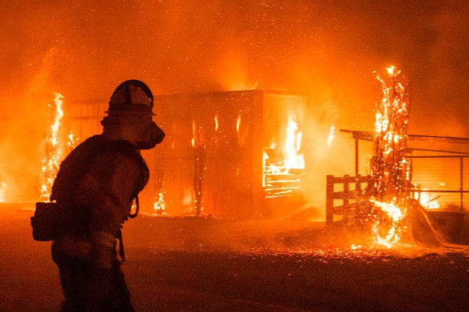 Največji požar še naprej divja na severu v okrožju Sonoma. FOTO: Philip Pacheco/Afp