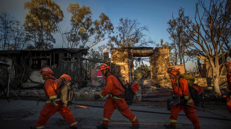 Fotografija: Zaradi požarov v Kaliforniji podjetja izklapljajo elektriko, saj veter podira daljnovode in iskre hitro zanetijo požar. FOTO: Apu Gomes/Afp