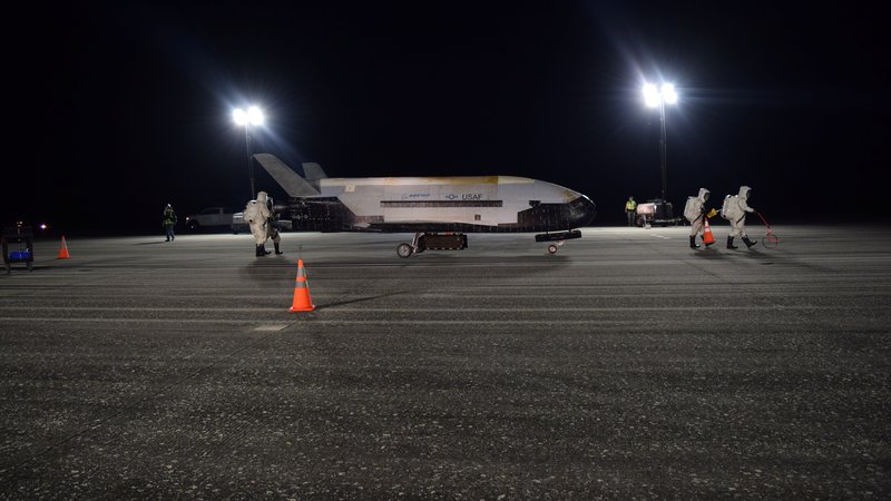 Fotografija: Orbitalno testno plovilo X-37B ob nedeljskem pristanku v Kennedyjevem vesoljskem centru na Floridi. FOTO: U.S. Air Force/Reuters