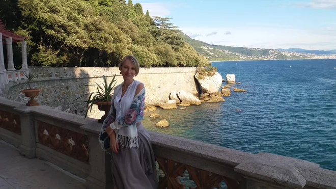 Svojci, ki skrbijo za bolnega, prevzemajo številne odgovornosti, poskušajo ohranjati že obstoječe vloge ter se ob vsem tem spoprijemajo še z lastno čustveno stisko ob bolezni bližnjega, pravi dr. Anja Simonič, klinična psihologinja iz Klinike Golnik.