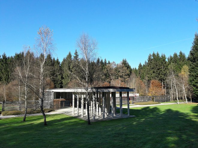 ▲ Novo novomeško pokopališče v Srebrničah deluje od leta 2000. Arhitekti so ustvarili pravo gozdno pokopališče. Foto wikipedija
