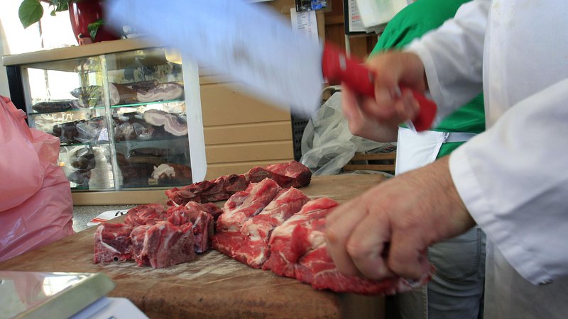 Fotografija: Doslej je umik svojih izdelkov izvedlo 11 slovenskih dobaviteljev, ki so se oskrbovali z mesom iz avstrijske klavnice. FOTO: Leon Vidic