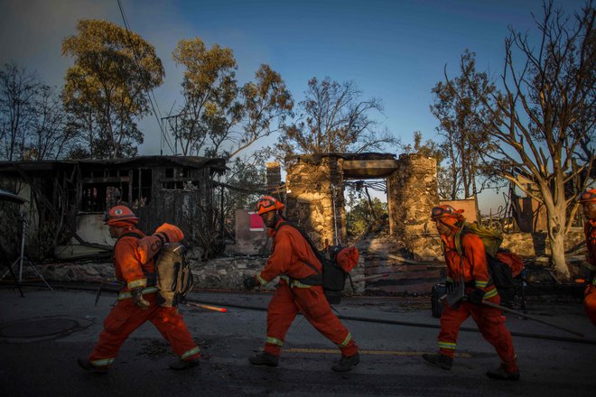 Več kot tisoč gasilcev se noč in dan bori z ogljenimi zublji. Foto Apu Gomes/AFP