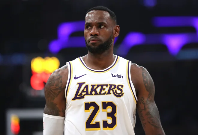 Le nekaj ur po zmagi LA Lakers nad Charlotte Hornets je moral LeBron James zapustiti dom. Foto Sean M. Haffey/AFP