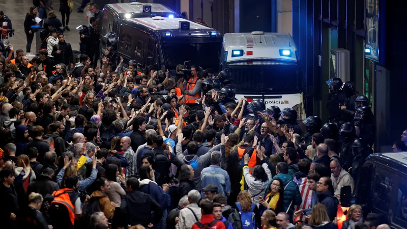 Lahko ulica reši, kar ni uspelo politiki? Foto Reuters