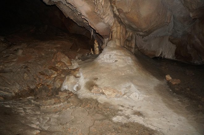 Pogled, verjetno prvi po 74 letih, v jamski prostor v jami pod Macesnovo gorico, kjer so umirali ranjenci. Foto Bojan Vovk