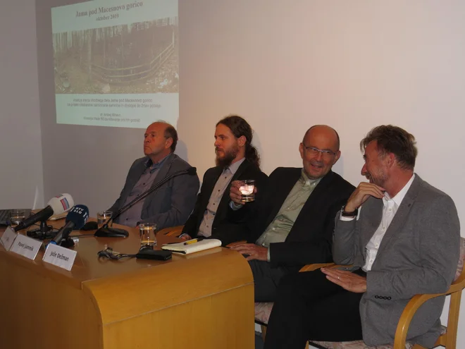 Udeleženci današnje tiskovne konference o breznu pod Macesnovo gorico. Na fotografiji od leve proti desni speleolog dr. Andrej Mihevc, arheolog dr. Uroš Košir, predsednik komisije dr. Jože Dežman in kriminalistični svetnik Pavel Jamnik. Foto Bojan Rajšek