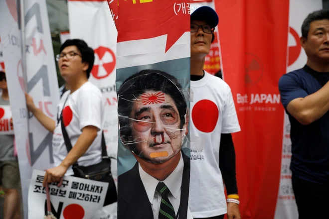 V protijaponskih demonstracijah na ulicah Seula je to poletje sodelovalo na tisoče ljudi. FOTO: Reuters