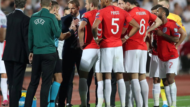 Fotografija: Takole so se angleški nogometaši in selektor Gareth Southgate med prekinitvijo dvoboja proti Bolgarom pred dvema tednoma v Sofiji pogovarjali s sodnikom Ivanom Bebekom. FOTO: Reuters