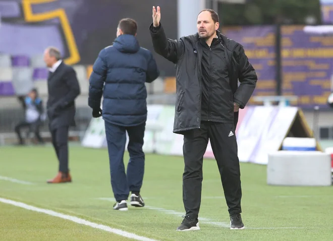 Pred Antejem Šimundžo in njegovimi nogometaši Mure je zahteven dvojček tekem: danes z Domžalami, v nedeljo pa z Olimpijo. FOTO: Tadej Regent/Delo