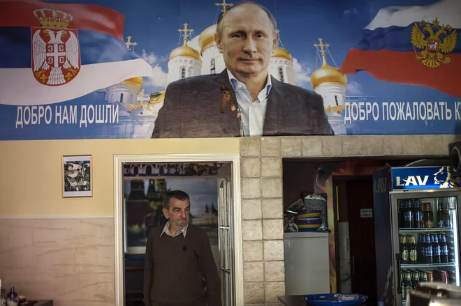 Bolj ko se Srbija približuje EU, več znakov predanosti Rusiji je videti na ulicah srbskih mest, eden od teh je tudi bar Putin v Novem Sadu. FOTO: Reuters