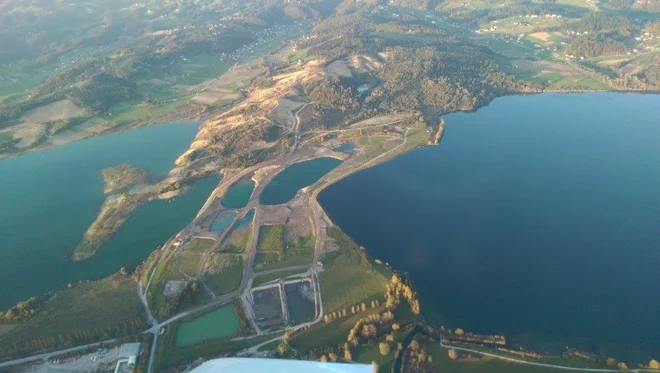 Šoštanjčane skrbi, ali je pregrada z jezeri, ki ločuje&nbsp;Velenjsko in Družmirsko jezero, varna. Pod tem območjem Premogovnik Velenje koplje lignit. FOTO: Občina Šoštanj