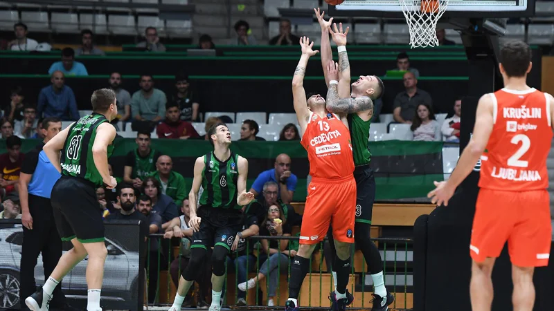 Fotografija: Alen Omić je pobiral žogo Andriji Stipanoviću in drugim Olimpijinim centrom kar prek glave. Foto EuroCup