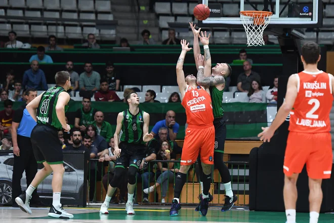 Alen Omić je pobiral žogo Andriji Stipanoviću in drugim Olimpijinim centrom kar prek glave. Foto EuroCup
